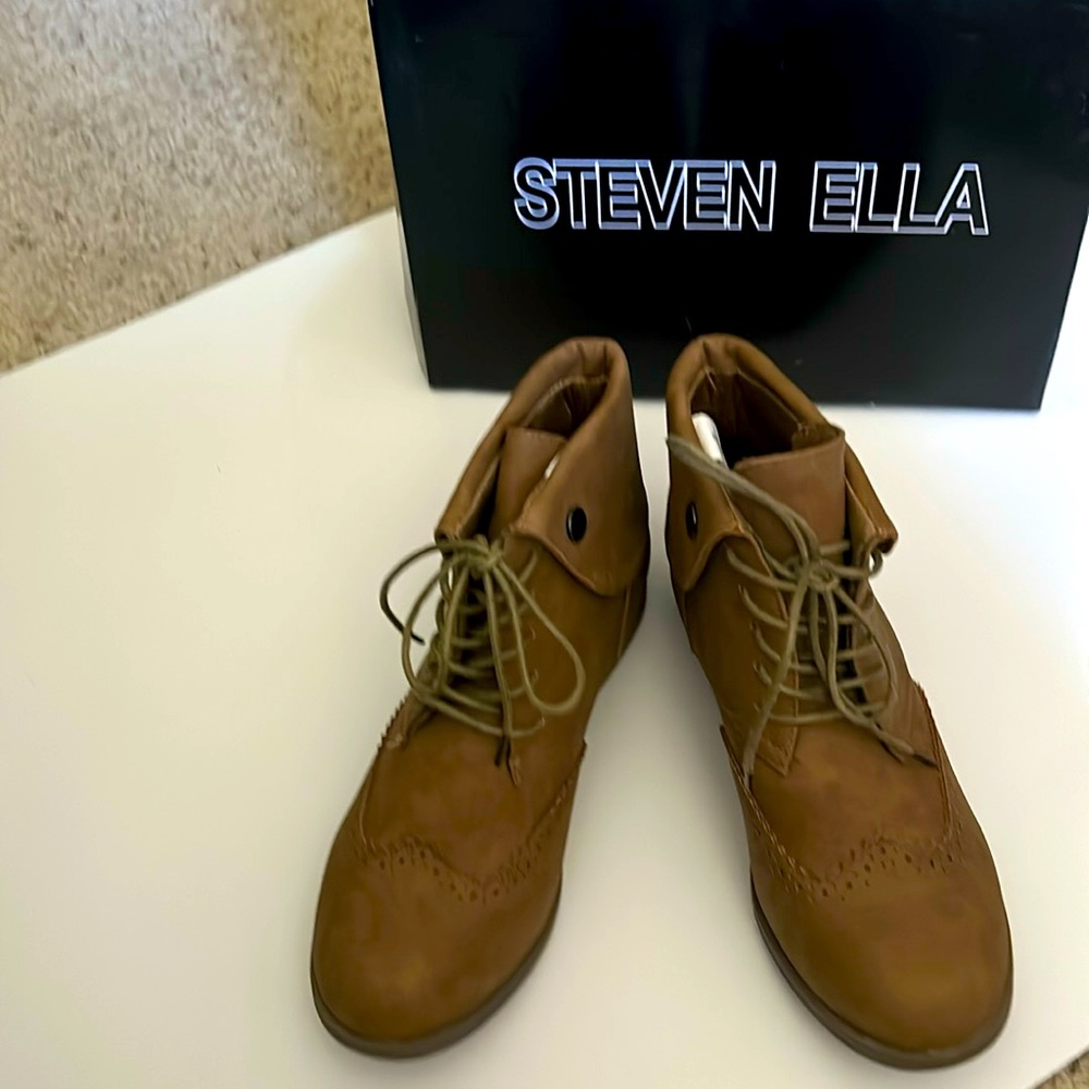 Steven Ella nwot  brown booties size  71/2 with a lrose on side of each boot